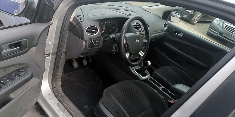 Gebraucht Ford Focus Ghia 116 PS (85 kW) 2007 Silber Limousine