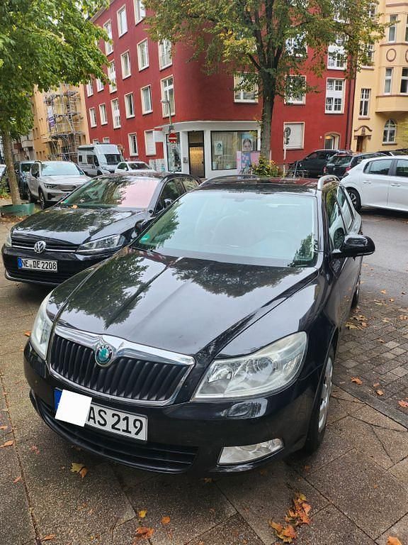 Schwarz Gebraucht 2010 Skoda Octavia Elegance Kombi | 4.500 € (Guter Preis) - Bild 1/4