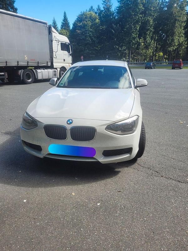 Weiß Gebraucht 2013 BMW 118 Kleinwagen | 6.999 € (Guter Preis) - Bild 1/4
