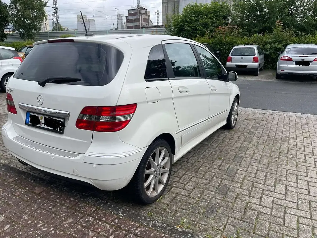 Gebraucht Mercedes B200 136 PS (100 kW) 2011 Weiß Kleinwagen