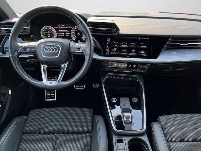 Gebraucht Audi A3 Sportback e-tron Ambiente 204 PS (150 kW) 2022 Navarrablau metallic (metallic) Kleinwagen