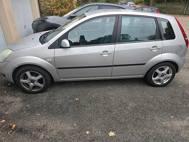 Gebraucht Ford Fiesta 69 PS (50 kW) 2005 Silber Kleinwagen
