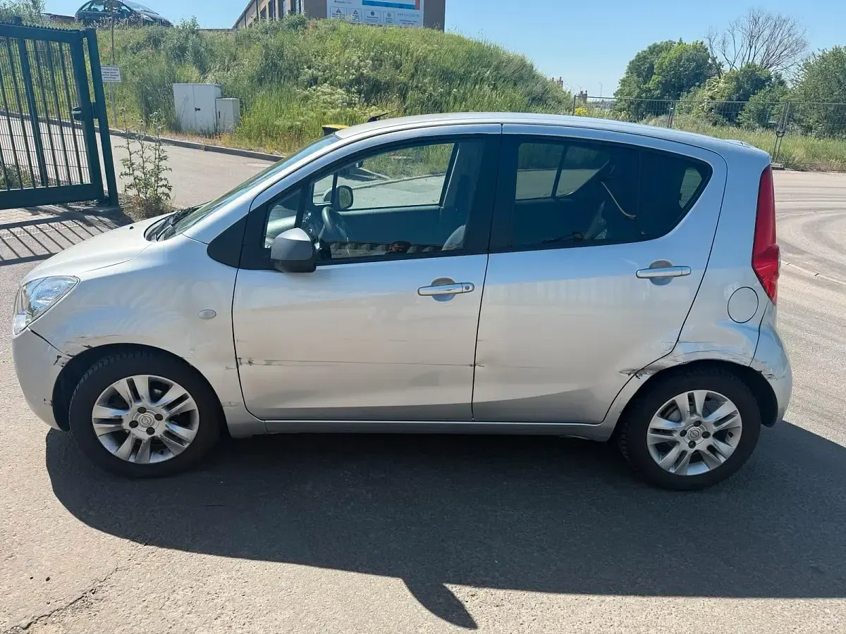 Gebraucht Opel Agila 69 PS (50 kW) 2011 Silber Kleinwagen