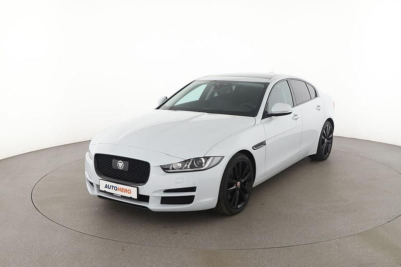 Weiß Gebraucht 2018 Jaguar XE Portfolio Limousine | 19.790 € (Fairer Preis) - Bild 1/3