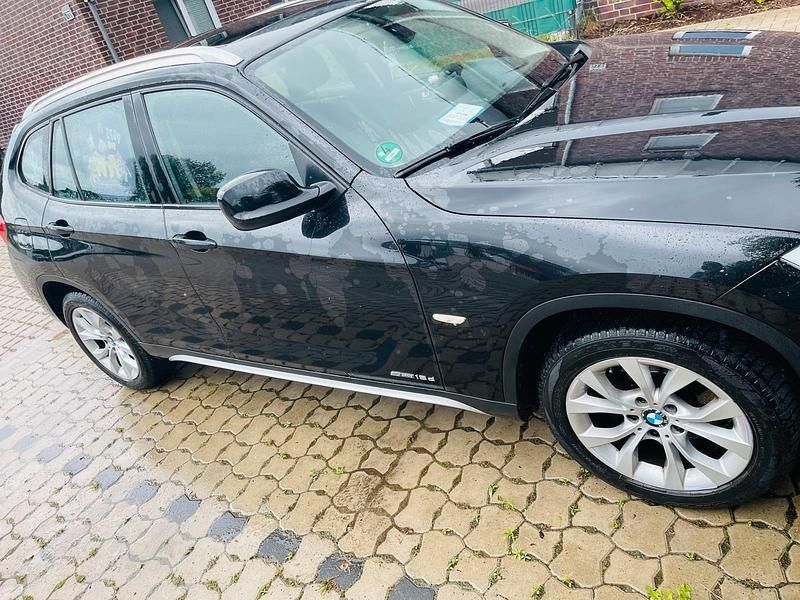 Schwarz Gebraucht 2011 BMW X1 SUV | 11.500 € - Bild 1/4