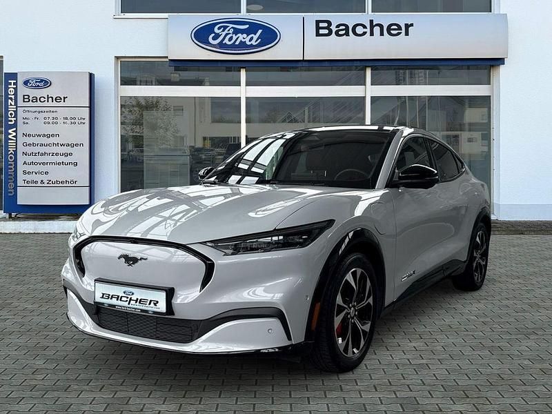 Weiß Gebraucht 2022 Ford Mustang Mach-E Extended Range SUV | 31.950 € (Superpreis) - Bild 1/4