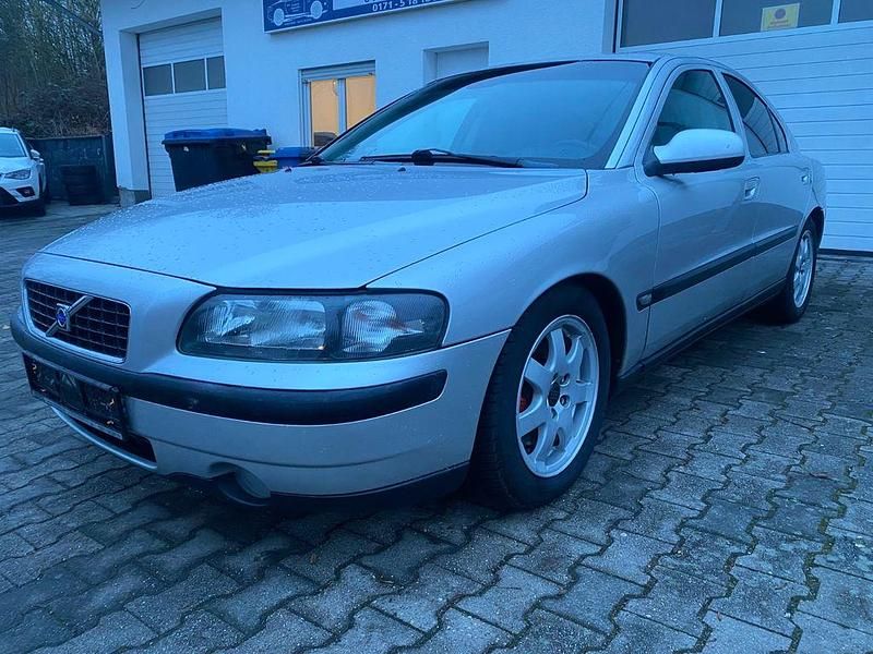 Silber Gebraucht 2004 Volvo S60 Momentum Limousine | 2.990 € (Fairer Preis) - Bild 1/4
