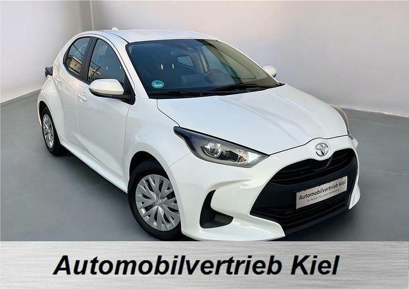 Weiß Gebraucht 2023 Toyota Yaris Comfort Limousine | 13.800 € (Fairer Preis) - Bild 1/4