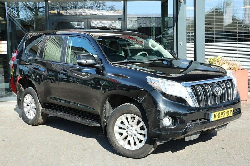 Schwarz Gebraucht 2016 Toyota Land Cruiser Van | 21.774 € - Bild 1/4