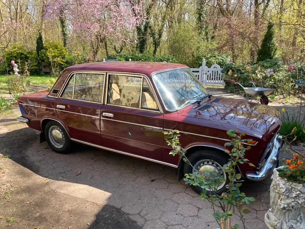 Second-hand Lada 2103 75 CP (55 kW) 1974 Andere farben Berlinǎ