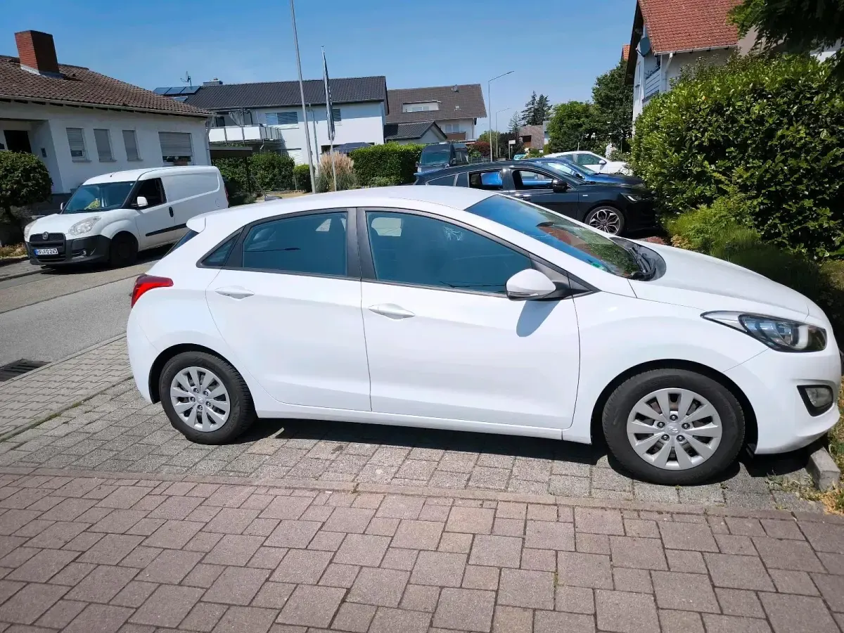 Gebraucht Hyundai i30 110 PS (80 kW) 2016 Weiß Kleinwagen