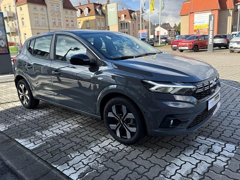 Neu Dacia Sandero Journey 91 PS (66 kW) 2026 Grau Limousine