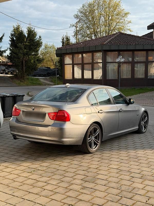 Gebraucht BMW 316 116 PS (85 kW) 2010 Grau Limousine