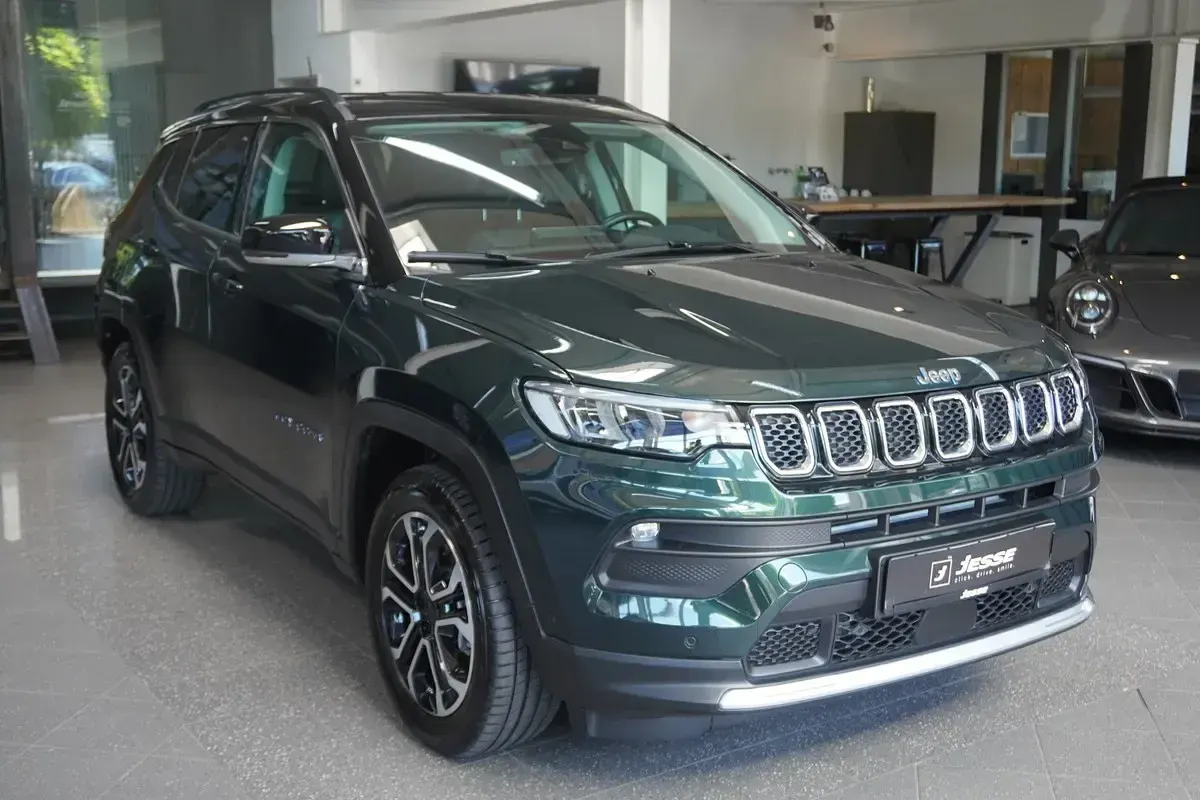 Gebraucht Jeep Compass Limited 179 PS (131 kW) 2022 Grün metallic SUV
