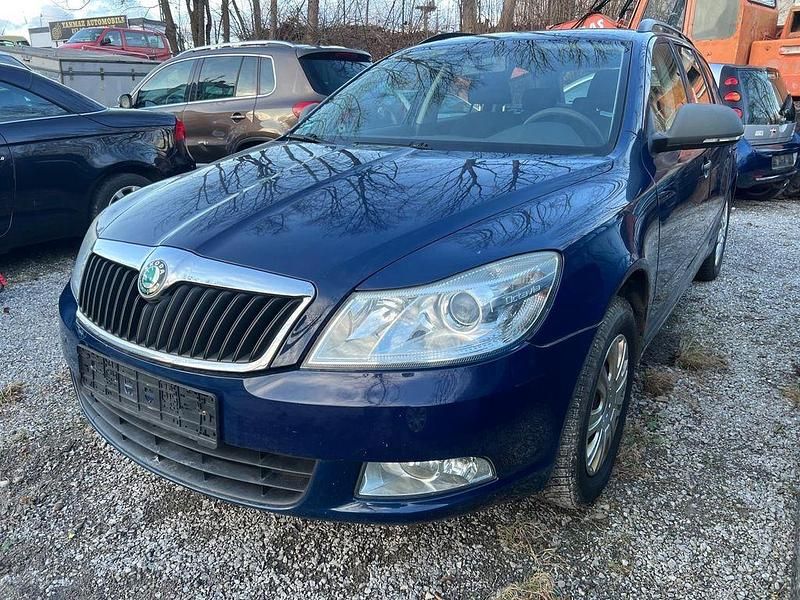 Gebraucht Skoda Octavia Classic 102 PS (75 kW) 2011 Blau Kombi