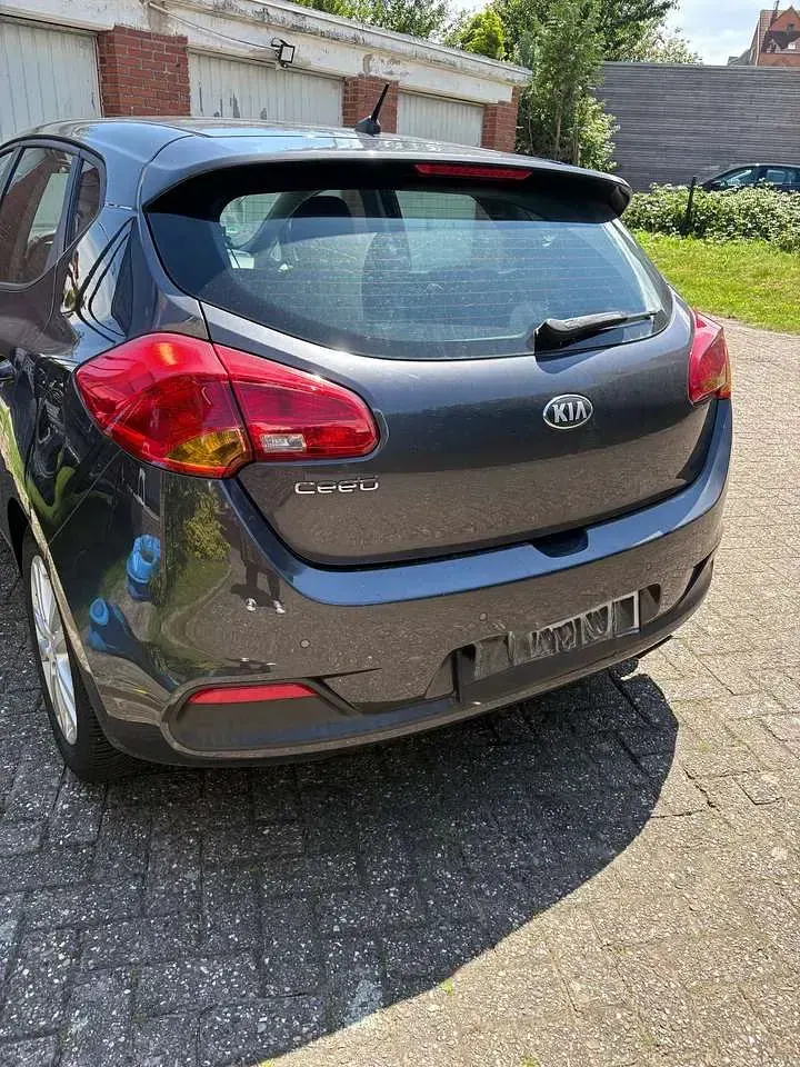 Gebraucht Kia Ceed Edition 7 135 PS (99 kW) 2012 Grau Kleinwagen