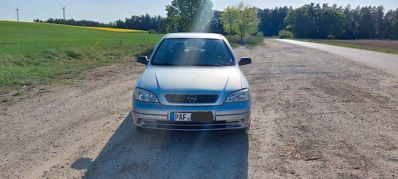 Grau Gebraucht 1999 Opel Astra Edition Limousine | 2.750 € (Teuer) - Bild 1/4