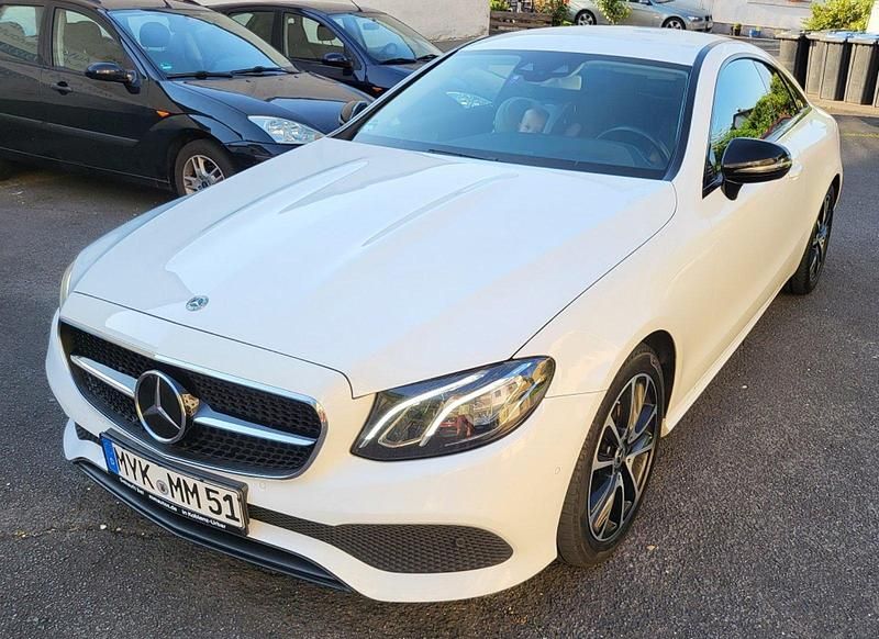 Weiß Gebraucht 2018 Mercedes E220 Avantgarde Coupé | 28.300 € - Bild 1/4