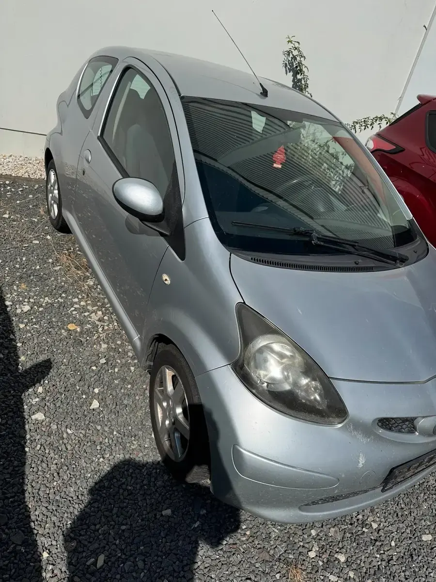 Gebraucht Toyota Aygo 68 PS (50 kW) 2005 Silber Kleinwagen