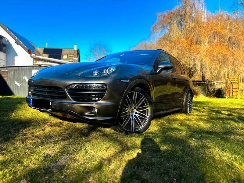 Braun Gebraucht 2014 Porsche Cayenne Turbo SUV | 25.499 € - Bild 1/4
