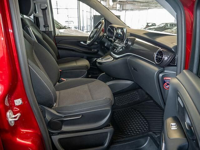 Gebraucht Mercedes EQV300 150 kW (204 PS) 2023 Rot / hyazinthrot Van / Kleinbus