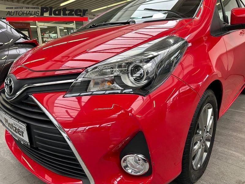 Gebraucht Toyota Yaris Comfort 90 PS (66 kW) 2015 Rot Kleinwagen