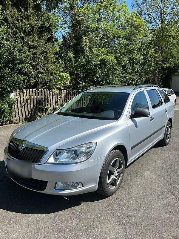 Silber Gebraucht 2013 Skoda Octavia Ambition Kombi | 5.100 € (Guter Preis) - Bild 1/4