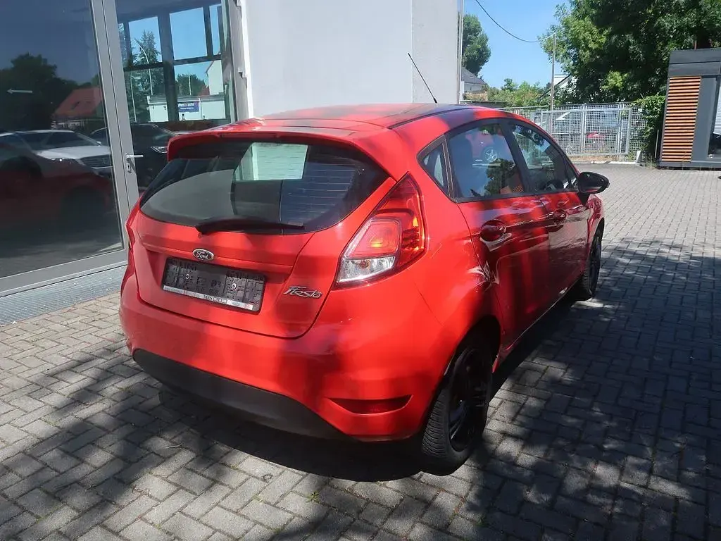 Gebraucht Ford Fiesta Trend 60 PS (44 kW) 2013 Rot Limousine