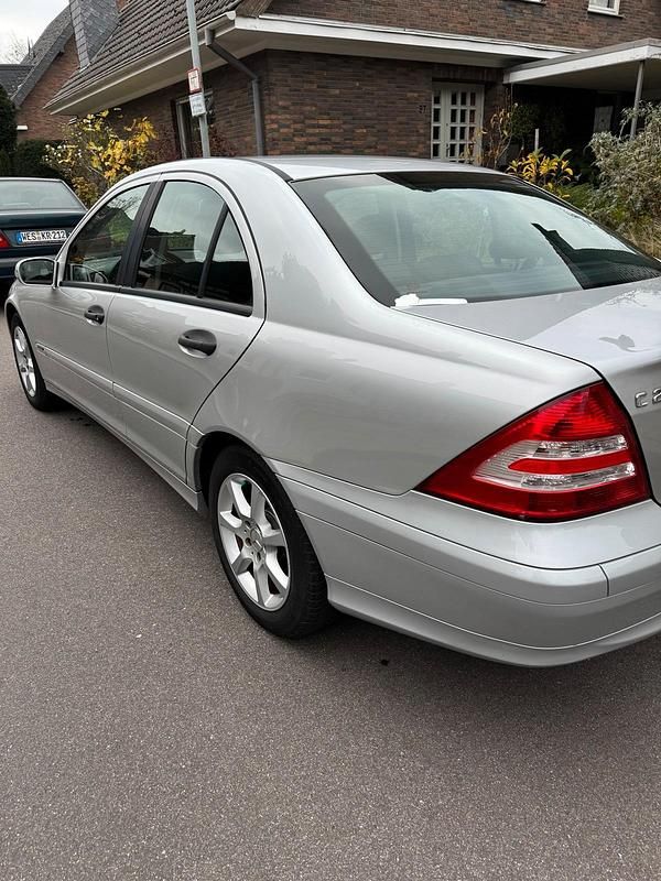 Silber Gebraucht 2004 Mercedes C200 Limousine | 3.600 € (Etwas zu teuer) - Bild 1/4