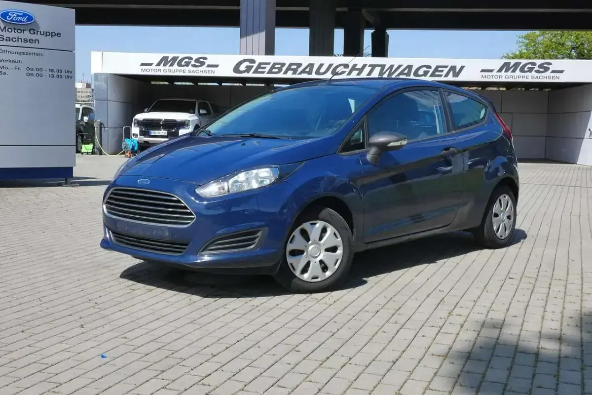 Gebraucht Ford Fiesta Ambiente 60 PS (44 kW) 2014 Blazerblau Kleinwagen