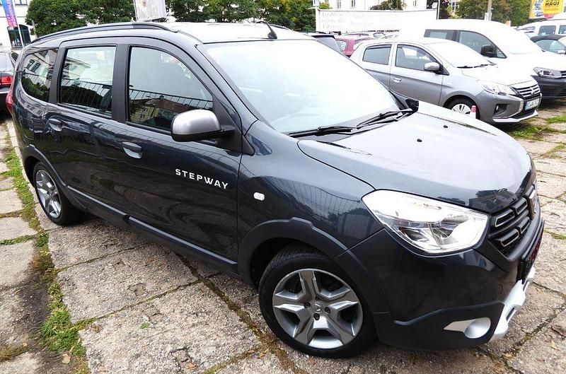 Grau "comete" Gebraucht 2019 Dacia Lodgy Stepway Van / Kleinbus | 11.499 € (Fairer Preis) - Bild 1/4
