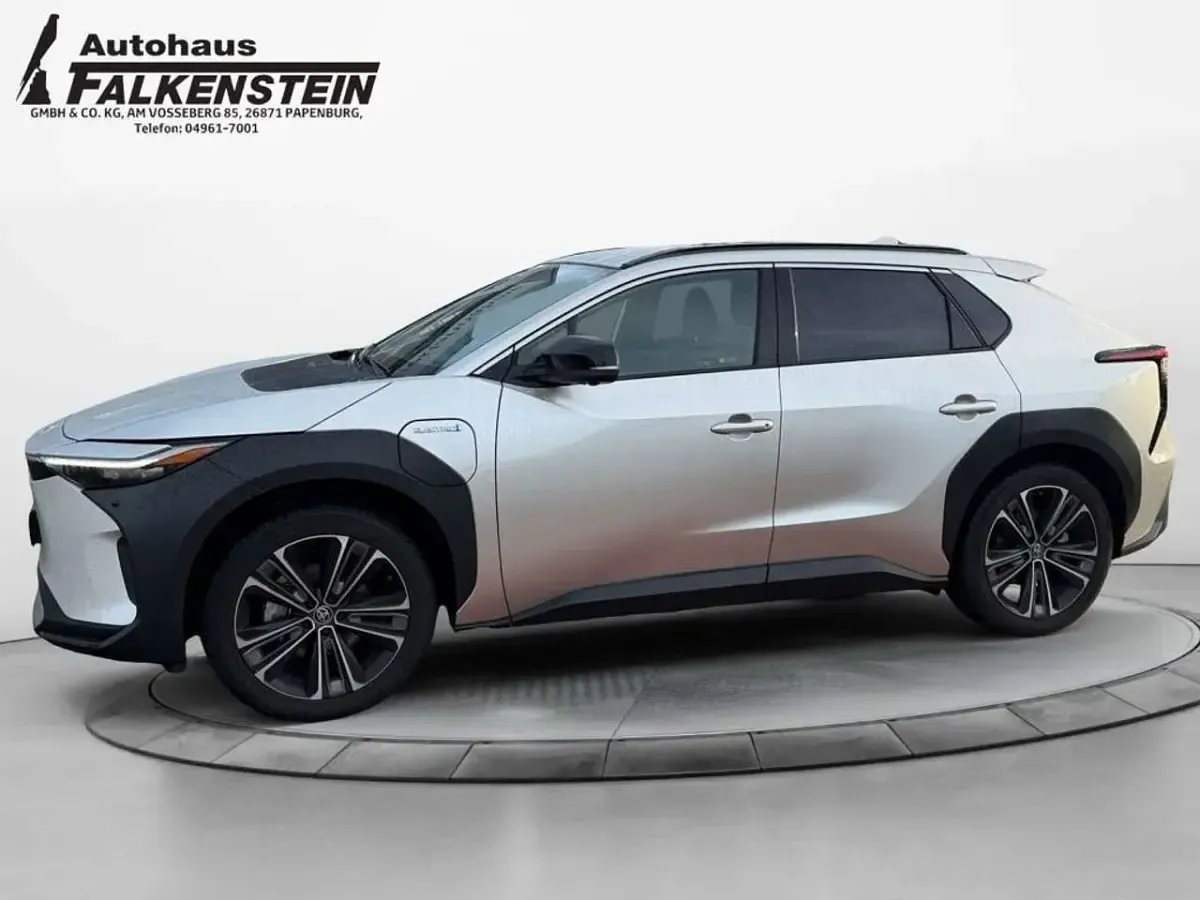 Gebraucht Toyota bZ4X Basis 150 kW (204 PS) 2023 Precious silver SUV