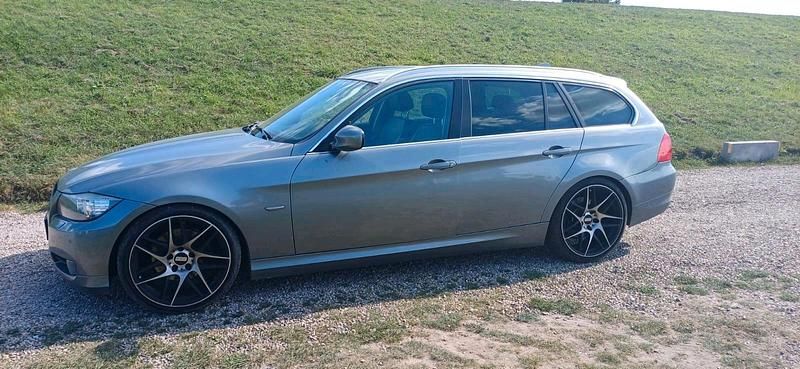 Grau Gebraucht 2011 BMW 320 Kombi | 5.950 € (Fairer Preis) - Bild 1/4
