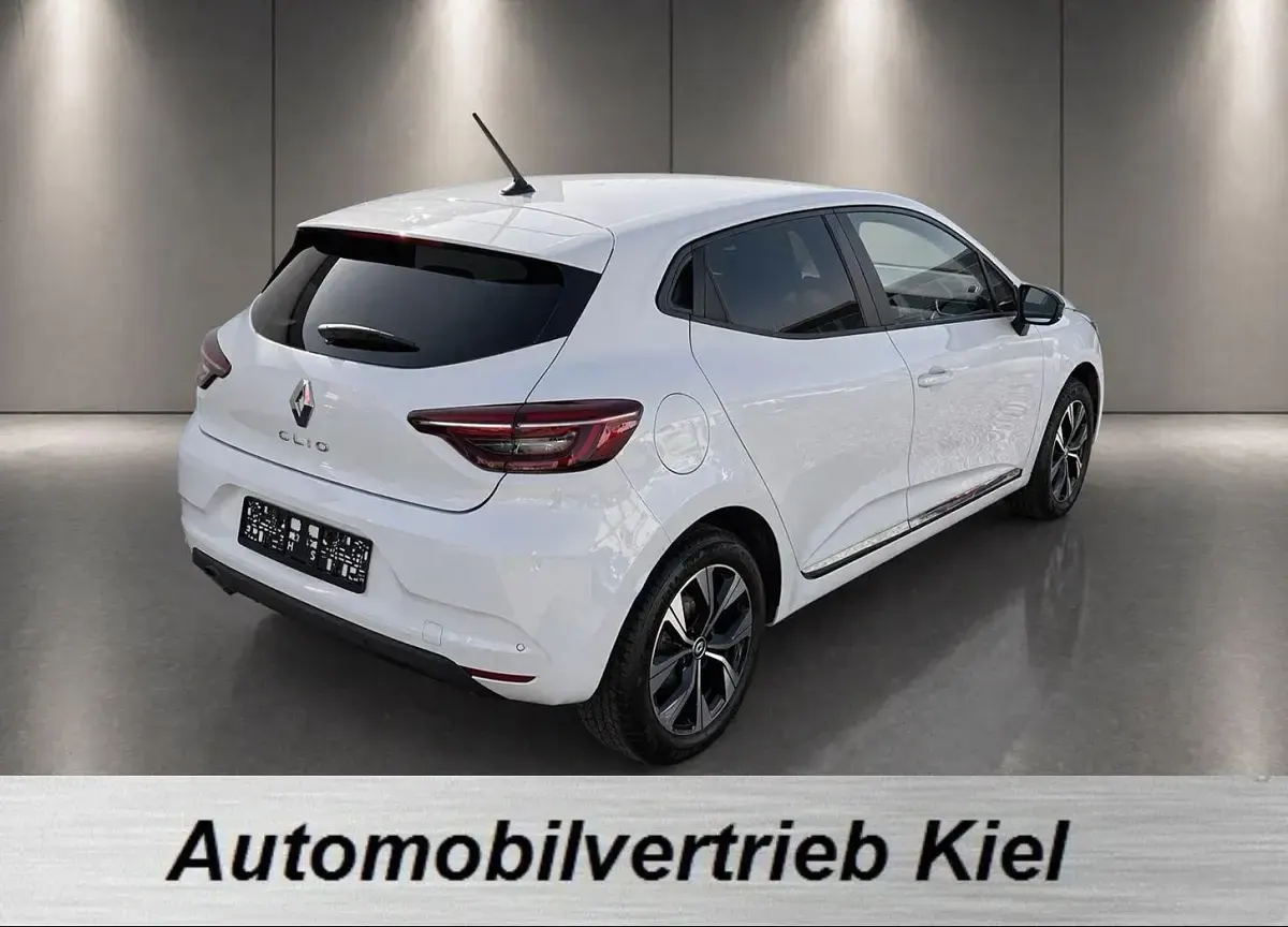 Używany Renault Clio V Evolution 67 KM (49 kW) 2023 Biały Sedan/Limuzyna
