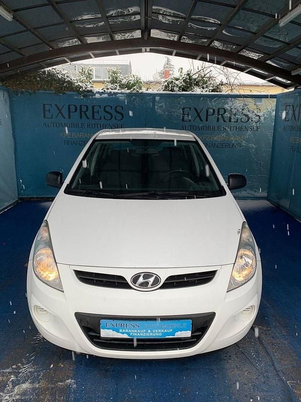 Weiß Gebraucht 2011 Hyundai i20 Comfort Kleinwagen | 1.999 € - Bild 1/4