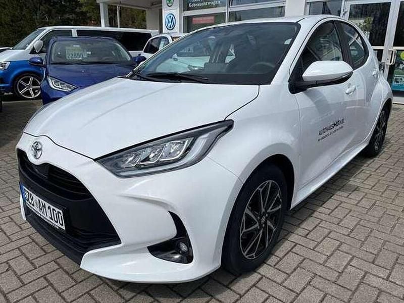 Weiss Gebraucht 2023 Toyota Yaris | 18.990 € (Guter Preis) - Bild 1/4