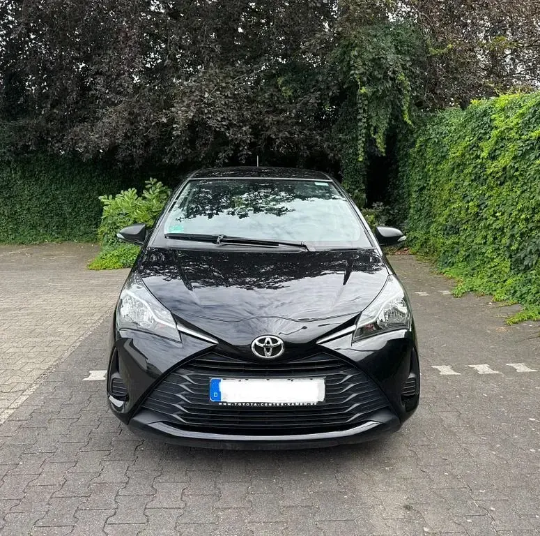 Gebraucht Toyota Yaris Basis 69 PS (50 kW) 2017 Schwarz Limousine