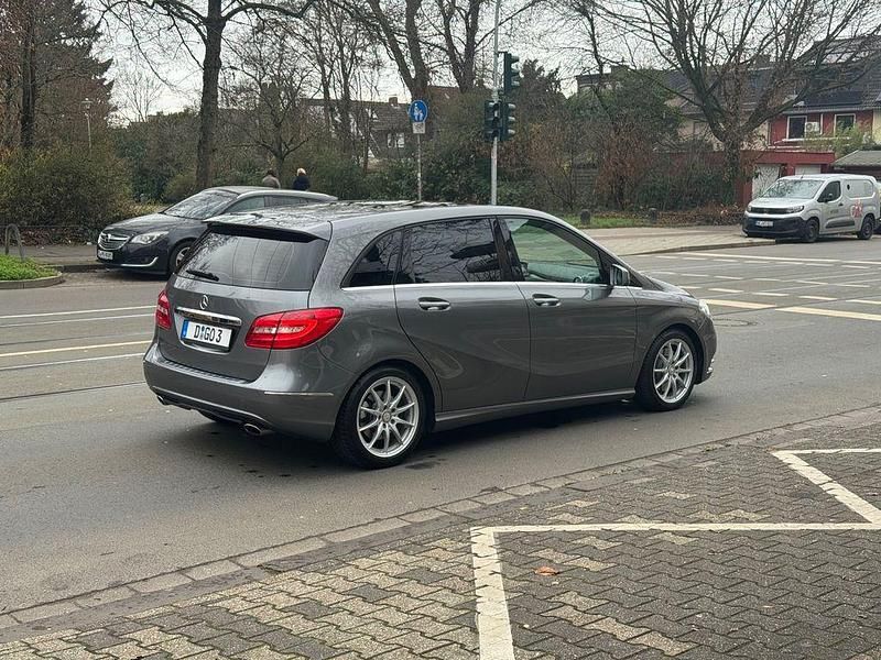 Gebraucht Mercedes B250 211 PS (155 kW) 2013 Grau Van / Kleinbus