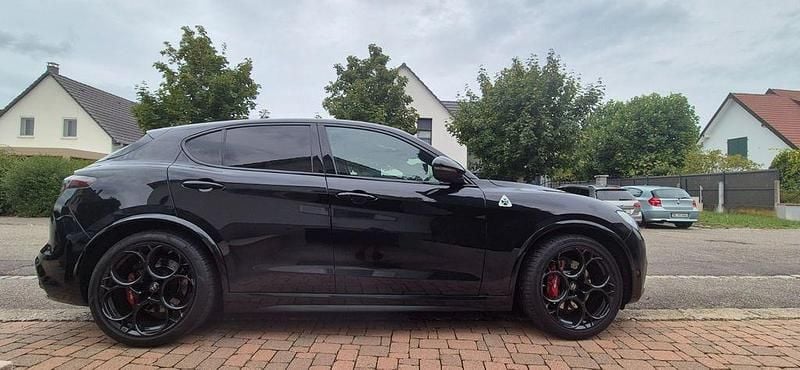 Schwarz Gebraucht 2023 Alfa Romeo Stelvio Quadrifoglio SUV | 56.900 € (Fairer Preis) - Bild 1/4