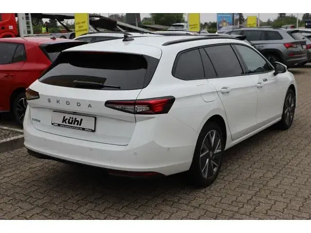 Gebraucht Skoda Superb Selection 150 PS (110 kW) 2025 Kristall weiß Kombi