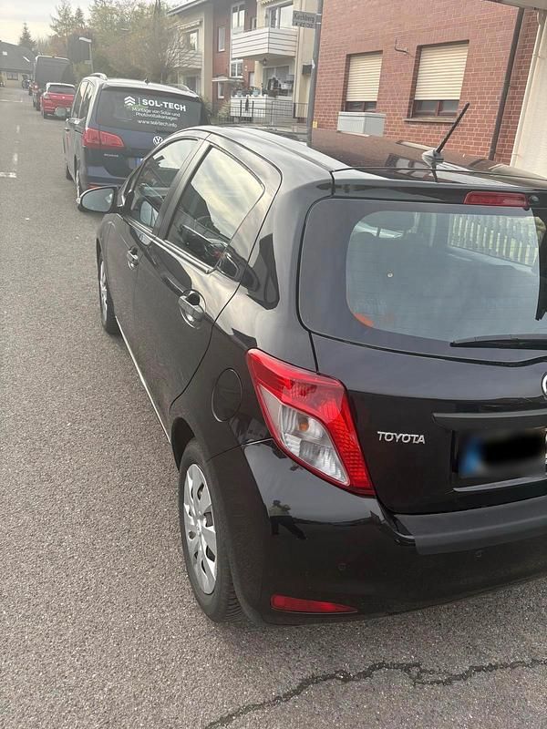 Gebraucht Toyota Yaris 69 PS (50 kW) 2012 Schwarz Kleinwagen
