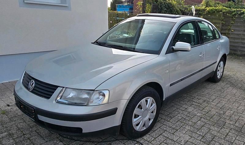 Silber Gebraucht 2000 VW Passat Limousine | 1.200 € (Superpreis) - Bild 1/4