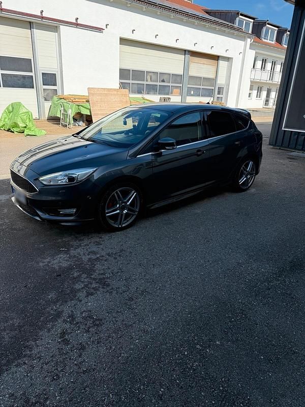 Gebraucht Ford Focus Titanium 150 PS (110 kW) 2015 Grau Kleinwagen