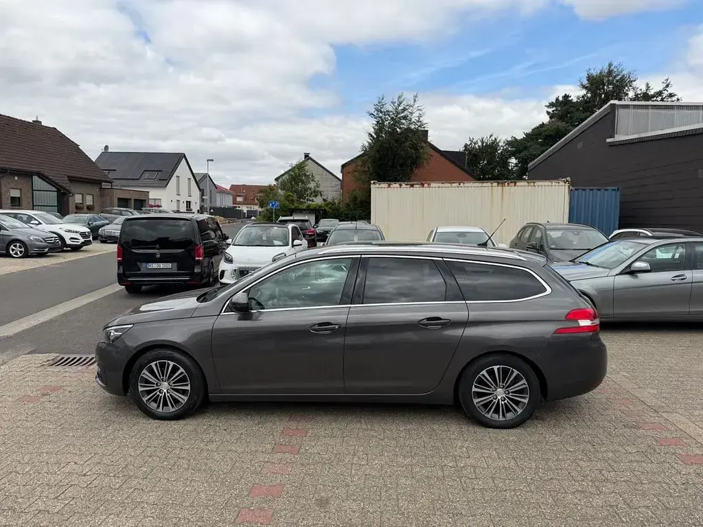 Gebraucht Peugeot 308 SW Allure 131 PS (96 kW) 2021 Gris platinium Kombi