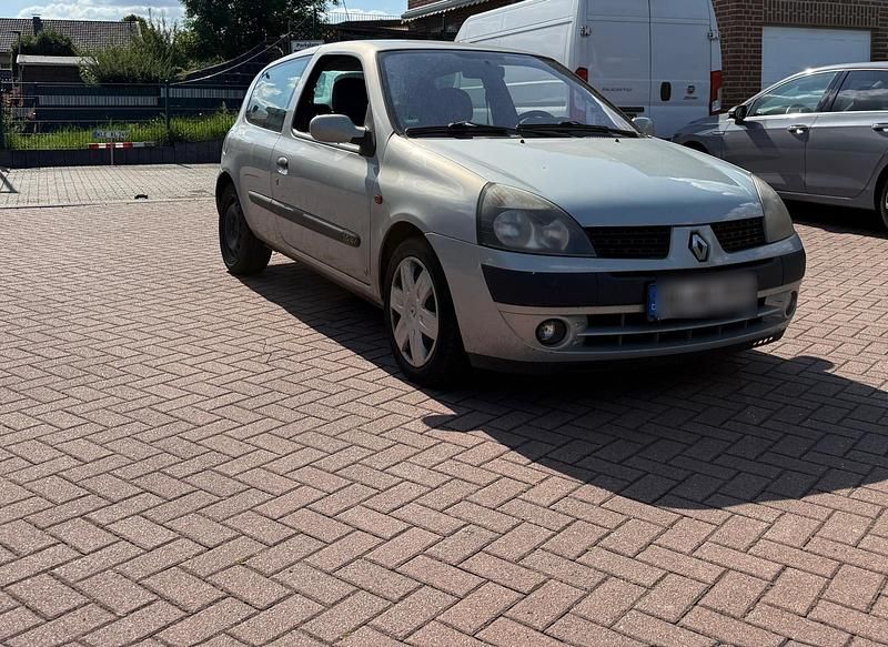 Silber Gebraucht 2002 Renault Clio II Kleinwagen | 1.500 € (Fairer Preis) - Bild 1/4