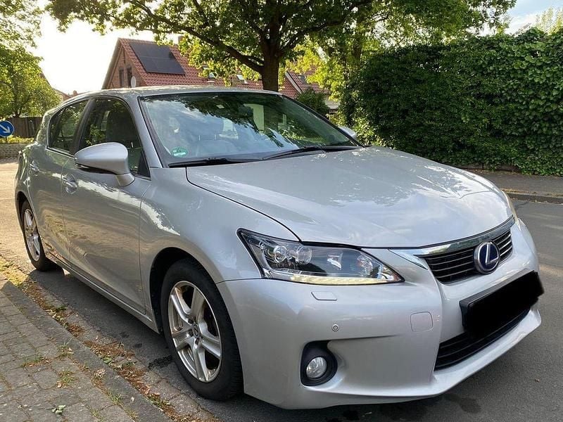 Grau Gebraucht 2011 Lexus CT200h Executive Line Limousine | 10.500 € - Bild 1/4
