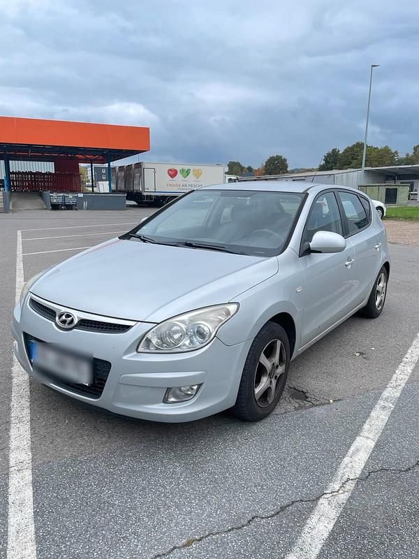 Grau Gebraucht 2009 Hyundai i30 Limousine | 1.900 € (Superpreis) - Bild 1/4