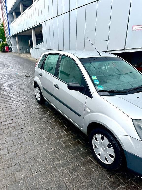 Silber Gebraucht 2009 Ford Fiesta Ambiente Kleinwagen | 900 € (Superpreis) - Bild 1/4
