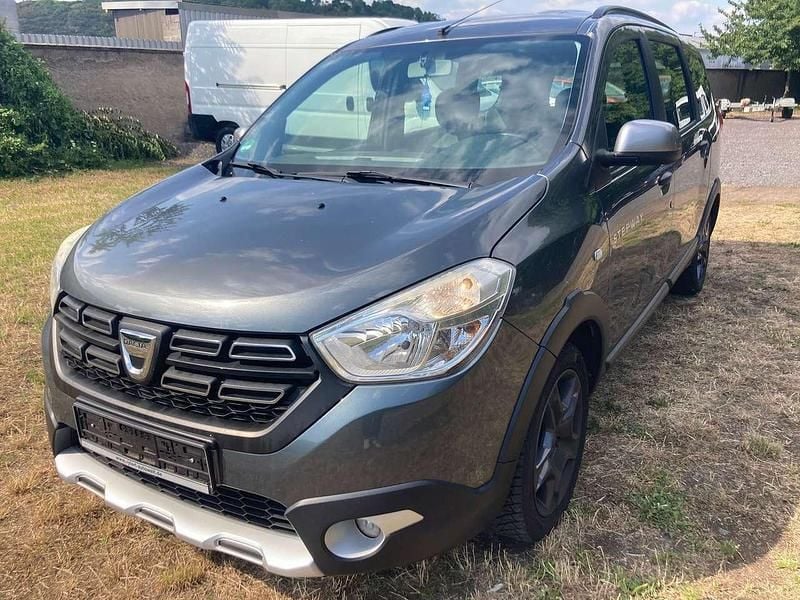 Islandgrau Gebraucht 2017 Dacia Lodgy Celebration Van / Kleinbus | 5.890 € (Superpreis) - Bild 1/4