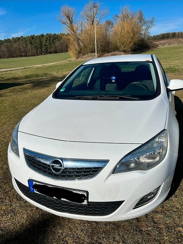 Gebraucht Opel Astra 140 PS (102 kW) 2012 Weiß Limousine